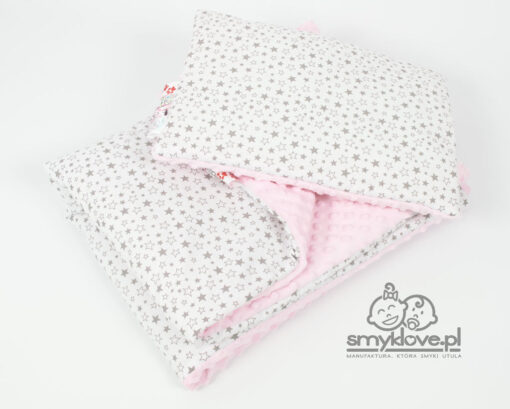 Kocyk minky różowy oraz poduszka z białą tkaniną w białe gwiazdki od Smyklove