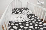 Pościel do łóżeczka dla niemowląt - wersja gwiazdki na białym z chmurkami na czarnym materiale z drugiej strony - możliwość druga