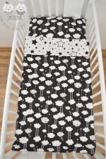Pościel do łóżeczka dla niemowląt - wersja gwiazdki na białym z chmurkami na czarnym materiale z drugiej strony - widok z góry