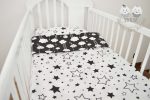 Pościel do łóżeczka dla niemowląt - wersja gwiazdki na białym z chmurkami na czarnym materiale z drugiej strony