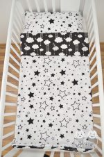 Pościel do łóżeczka dla niemowląt - wersja gwiazdki na białym z chmurkami na czarnym materiale z drugiej strony - widok z góry innego ułożenia