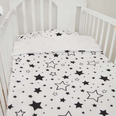 Pościel do łóżeczka dla niemowląt - wersja gwiazdki na białym z gładkim białym z drugiej strony od Smyklove