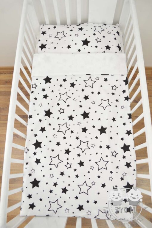 Pościel do łóżeczka dla niemowląt - wersja gwiazdki na białym z gładkim białym materiałem z drugiej strony - widok na pościel z góry