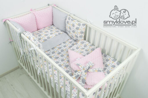 Pościel do łóżeczka dla niemowlaka z ochraniaczem różowym od Smyklove w jeżyki w komplecie z rożkiem