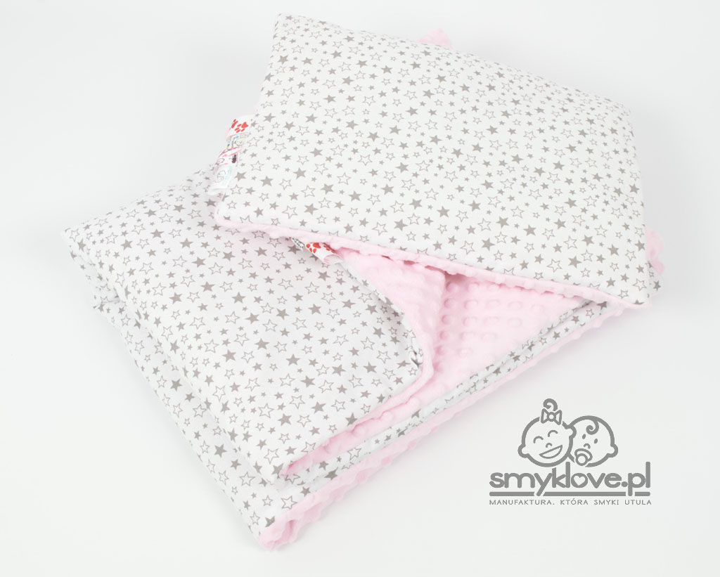 Kocyk i poduszka z różowego minky i bawełny w szare drobne gwiazdki od Smyklove