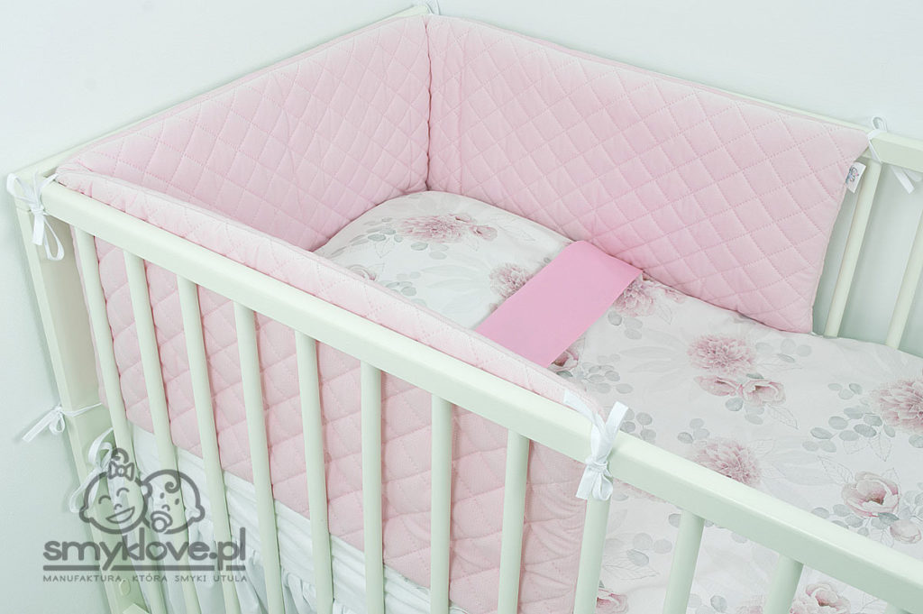Ochraniacz do łóżeczka z różowego pikowanego velvetu w łóżeczku - SMYKLOVE