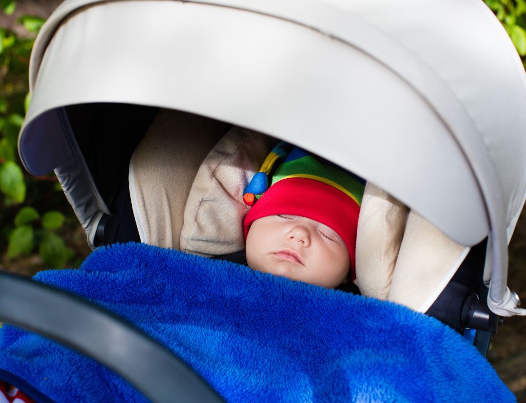 Jak ubrać dziecko lub niemowlę do śpiworka zimowego?
